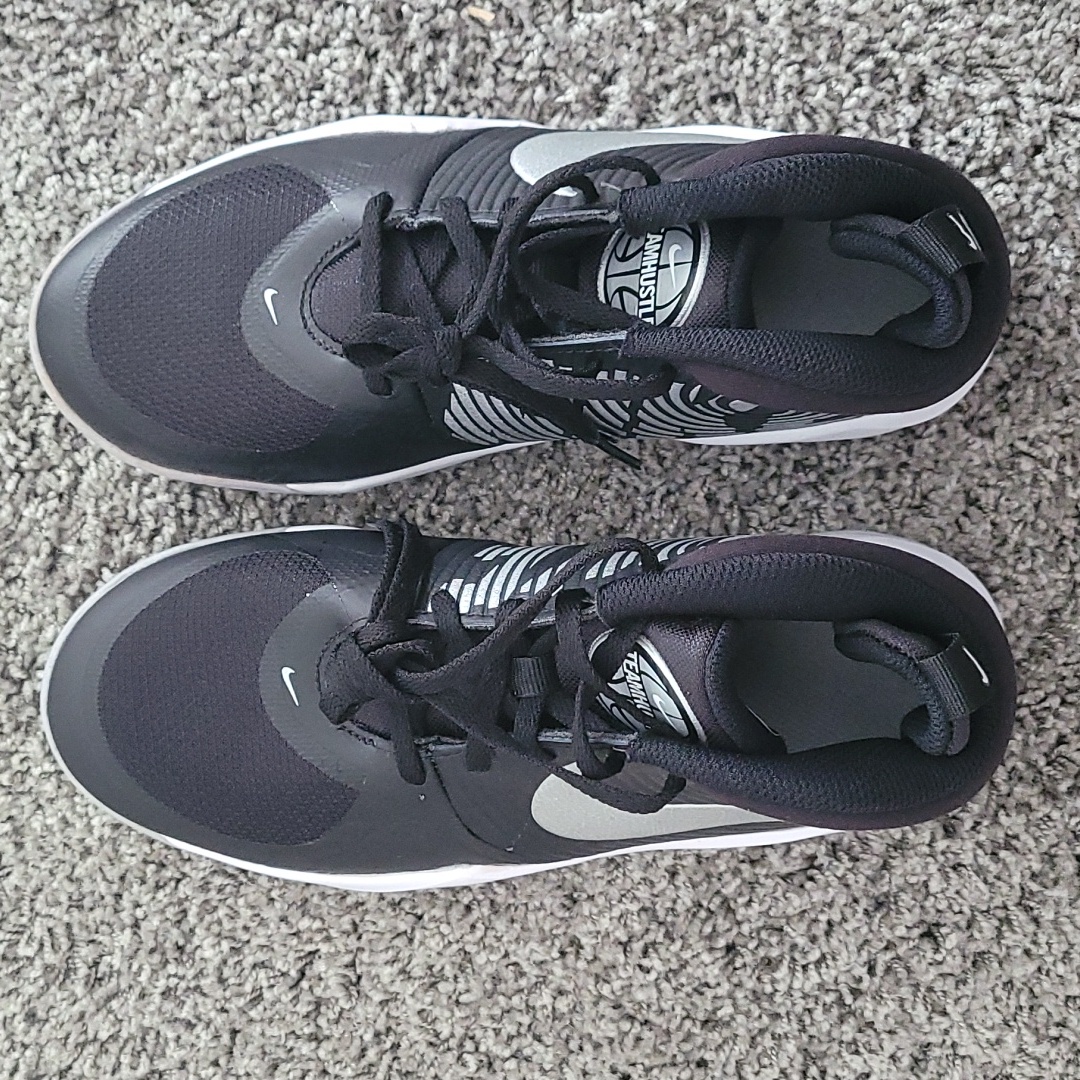 Nike Teamhustle Size 5.5y Black